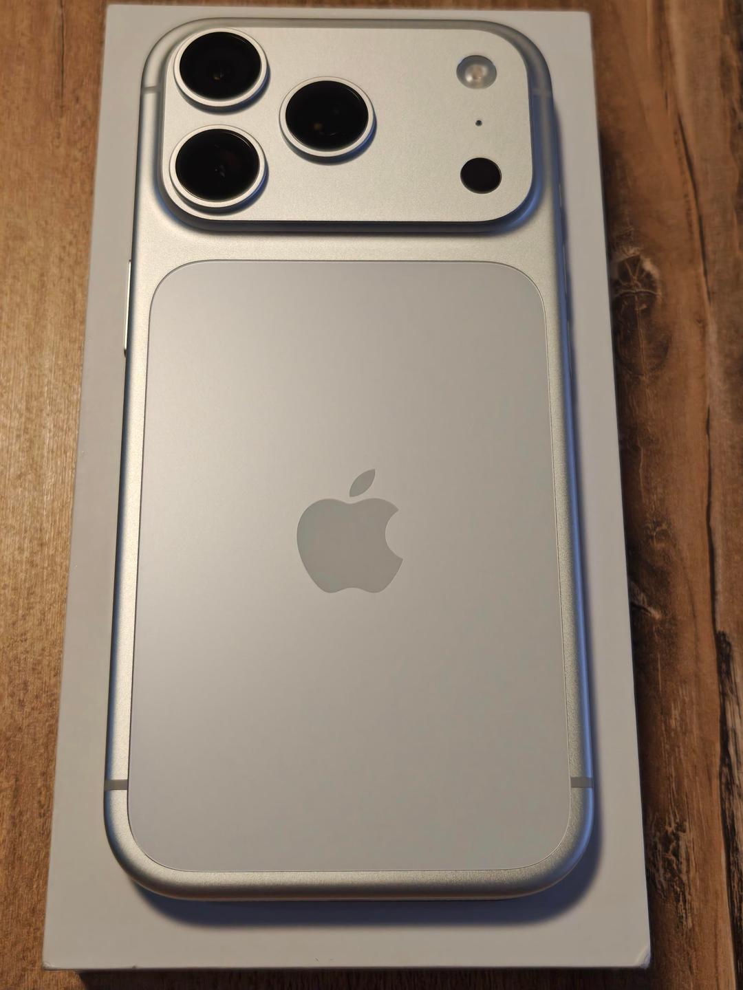 Silver Apple iPhone 17 pro max 256 GB with Box like new (photo 1 of 3)