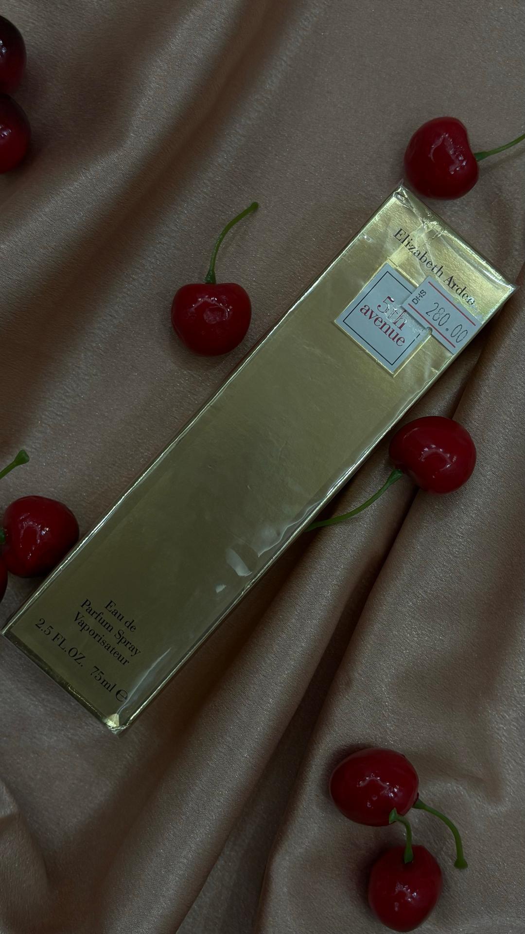 عطر إليزابيث أردين 5ث أفينيو أو دي بارفان سبراي 75 مل (photo 1 of 7)