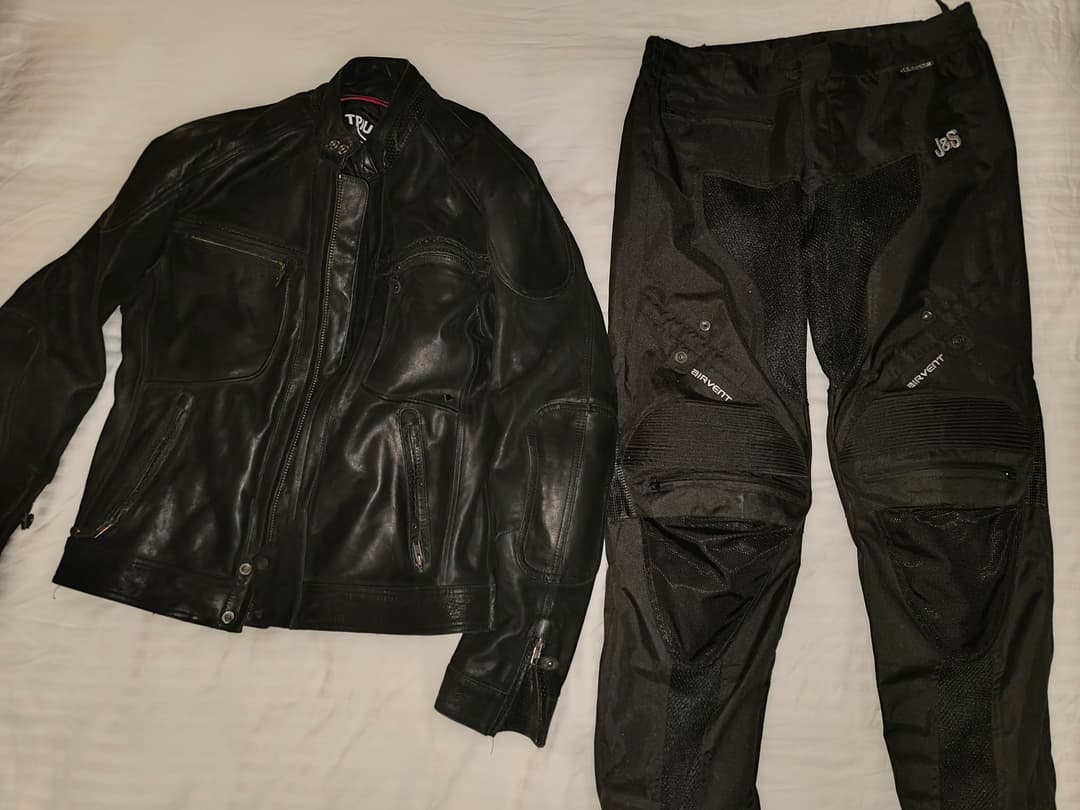 Triumph Leather Motorcycle Jacket & J&S Airvent Trousers Set Size XL (photo 1 of 4)